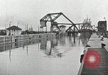 Immagine di Nave che entra in porto interno canal New Orleans Louisiana USA, 1929, secondo 25 filmato di repertorio 65675022220