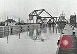 Immagine di Nave che entra in porto interno canal New Orleans Louisiana USA, 1929, secondo 26 filmato di repertorio 65675022220
