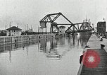 Immagine di Nave che entra in porto interno canal New Orleans Louisiana USA, 1929, secondo 27 filmato di repertorio 65675022220
