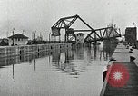Immagine di Nave che entra in porto interno canal New Orleans Louisiana USA, 1929, secondo 28 filmato di repertorio 65675022220