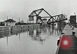Immagine di Nave che entra in porto interno canal New Orleans Louisiana USA, 1929, secondo 29 filmato di repertorio 65675022220