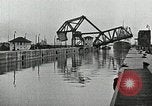 Immagine di Nave che entra in porto interno canal New Orleans Louisiana USA, 1929, secondo 30 filmato di repertorio 65675022220