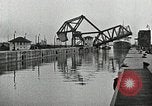 Immagine di Nave che entra in porto interno canal New Orleans Louisiana USA, 1929, secondo 31 filmato di repertorio 65675022220