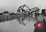 Immagine di Nave che entra in porto interno canal New Orleans Louisiana USA, 1929, secondo 32 filmato di repertorio 65675022220