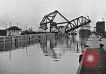 Immagine di Nave che entra in porto interno canal New Orleans Louisiana USA, 1929, secondo 33 filmato di repertorio 65675022220