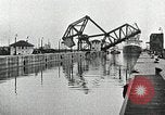 Immagine di Nave che entra in porto interno canal New Orleans Louisiana USA, 1929, secondo 34 filmato di repertorio 65675022220