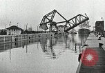 Immagine di Nave che entra in porto interno canal New Orleans Louisiana USA, 1929, secondo 35 filmato di repertorio 65675022220