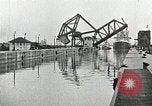 Immagine di Nave che entra in porto interno canal New Orleans Louisiana USA, 1929, secondo 36 filmato di repertorio 65675022220