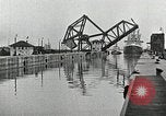 Immagine di Nave che entra in porto interno canal New Orleans Louisiana USA, 1929, secondo 37 filmato di repertorio 65675022220