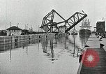 Immagine di Nave che entra in porto interno canal New Orleans Louisiana USA, 1929, secondo 39 filmato di repertorio 65675022220