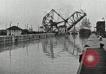 Immagine di Nave che entra in porto interno canal New Orleans Louisiana USA, 1929, secondo 40 filmato di repertorio 65675022220