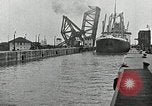 Immagine di Nave che entra in porto interno canal New Orleans Louisiana USA, 1929, secondo 42 filmato di repertorio 65675022220