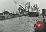 Immagine di Nave che entra in porto interno canal New Orleans Louisiana USA, 1929, secondo 43 filmato di repertorio 65675022220
