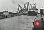 Immagine di Nave che entra in porto interno canal New Orleans Louisiana USA, 1929, secondo 44 filmato di repertorio 65675022220