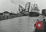 Immagine di Nave che entra in porto interno canal New Orleans Louisiana USA, 1929, secondo 45 filmato di repertorio 65675022220