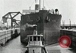 Immagine di Nave che entra in porto interno canal New Orleans Louisiana USA, 1929, secondo 47 filmato di repertorio 65675022220