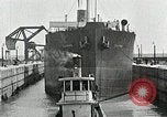 Immagine di Nave che entra in porto interno canal New Orleans Louisiana USA, 1929, secondo 48 filmato di repertorio 65675022220