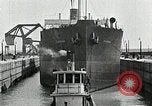 Immagine di Nave che entra in porto interno canal New Orleans Louisiana USA, 1929, secondo 50 filmato di repertorio 65675022220