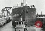 Immagine di Nave che entra in porto interno canal New Orleans Louisiana USA, 1929, secondo 51 filmato di repertorio 65675022220