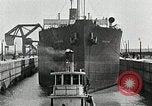 Immagine di Nave che entra in porto interno canal New Orleans Louisiana USA, 1929, secondo 53 filmato di repertorio 65675022220