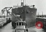 Immagine di Nave che entra in porto interno canal New Orleans Louisiana USA, 1929, secondo 54 filmato di repertorio 65675022220