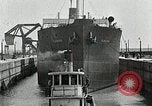 Immagine di Nave che entra in porto interno canal New Orleans Louisiana USA, 1929, secondo 55 filmato di repertorio 65675022220