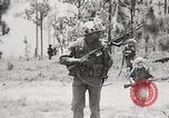 Standbild Sergeant Collins' Team Fortschritte United States USA, 1965, aus Sekunde 10 historischem Filmmaterial Videoclip 65675022234