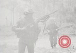Standbild Sergeant Collins' Team Fortschritte United States USA, 1965, aus Sekunde 12 historischem Filmmaterial Videoclip 65675022234