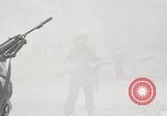 Standbild Sergeant Collins' Team Fortschritte United States USA, 1965, aus Sekunde 15 historischem Filmmaterial Videoclip 65675022234