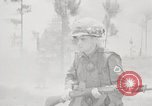 Standbild Sergeant Collins' Team Fortschritte United States USA, 1965, aus Sekunde 21 historischem Filmmaterial Videoclip 65675022234
