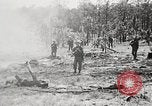 Standbild Sergeant Collins' Team Fortschritte United States USA, 1965, aus Sekunde 29 historischem Filmmaterial Videoclip 65675022234
