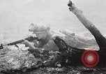 Standbild Sergeant Collins' Team Fortschritte United States USA, 1965, aus Sekunde 33 historischem Filmmaterial Videoclip 65675022234