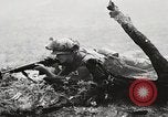 Standbild Sergeant Collins' Team Fortschritte United States USA, 1965, aus Sekunde 35 historischem Filmmaterial Videoclip 65675022234