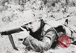 Standbild Sergeant Collins' Team Fortschritte United States USA, 1965, aus Sekunde 36 historischem Filmmaterial Videoclip 65675022234