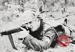 Standbild Sergeant Collins' Team Fortschritte United States USA, 1965, aus Sekunde 37 historischem Filmmaterial Videoclip 65675022234