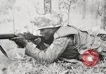Standbild Sergeant Collins' Team Fortschritte United States USA, 1965, aus Sekunde 38 historischem Filmmaterial Videoclip 65675022234