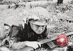Standbild Sergeant Collins' Team Fortschritte United States USA, 1965, aus Sekunde 40 historischem Filmmaterial Videoclip 65675022234