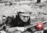 Standbild Sergeant Collins' Team Fortschritte United States USA, 1965, aus Sekunde 41 historischem Filmmaterial Videoclip 65675022234