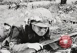 Standbild Sergeant Collins' Team Fortschritte United States USA, 1965, aus Sekunde 47 historischem Filmmaterial Videoclip 65675022234