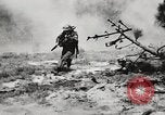 Standbild Sergeant Collins' Team Fortschritte United States USA, 1965, aus Sekunde 51 historischem Filmmaterial Videoclip 65675022234