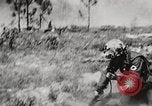Standbild Sergeant Collins' Team Fortschritte United States USA, 1965, aus Sekunde 53 historischem Filmmaterial Videoclip 65675022234
