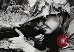 Standbild Sergeant Collins' Team Fortschritte United States USA, 1965, aus Sekunde 57 historischem Filmmaterial Videoclip 65675022234