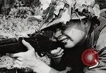 Standbild Sergeant Collins' Team Fortschritte United States USA, 1965, aus Sekunde 58 historischem Filmmaterial Videoclip 65675022234