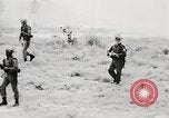 Standbild Seargent Collins' Team Fortschritte United States USA, 1965, aus Sekunde 37 historischem Filmmaterial Videoclip 65675022236