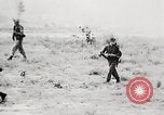 Standbild Seargent Collins' Team Fortschritte United States USA, 1965, aus Sekunde 38 historischem Filmmaterial Videoclip 65675022236
