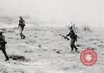 Standbild Seargent Collins' Team Fortschritte United States USA, 1965, aus Sekunde 39 historischem Filmmaterial Videoclip 65675022236