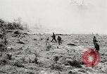 Standbild Seargent Collins' Team Fortschritte United States USA, 1965, aus Sekunde 44 historischem Filmmaterial Videoclip 65675022236
