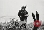 Standbild Seargent Collins' Team Fortschritte United States USA, 1965, aus Sekunde 51 historischem Filmmaterial Videoclip 65675022236
