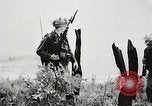 Standbild Seargent Collins' Team Fortschritte United States USA, 1965, aus Sekunde 52 historischem Filmmaterial Videoclip 65675022236