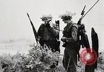 Standbild Seargent Collins' Team Fortschritte United States USA, 1965, aus Sekunde 54 historischem Filmmaterial Videoclip 65675022236